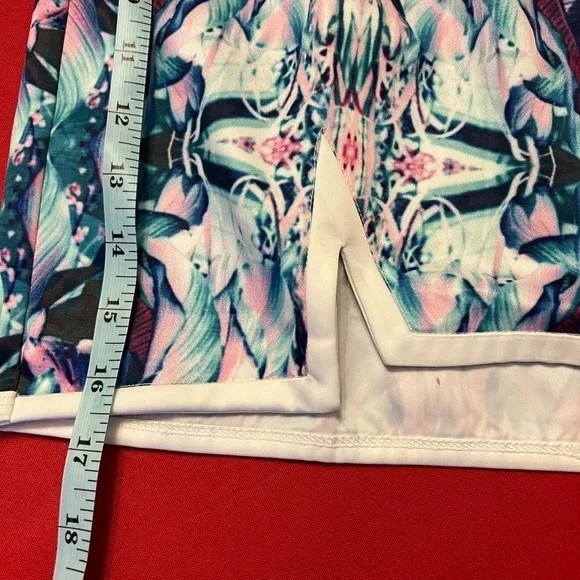 Tobi Short Mini Skirt Abstract Print Front slits PREOWNED/USED - Picture 13 of 14